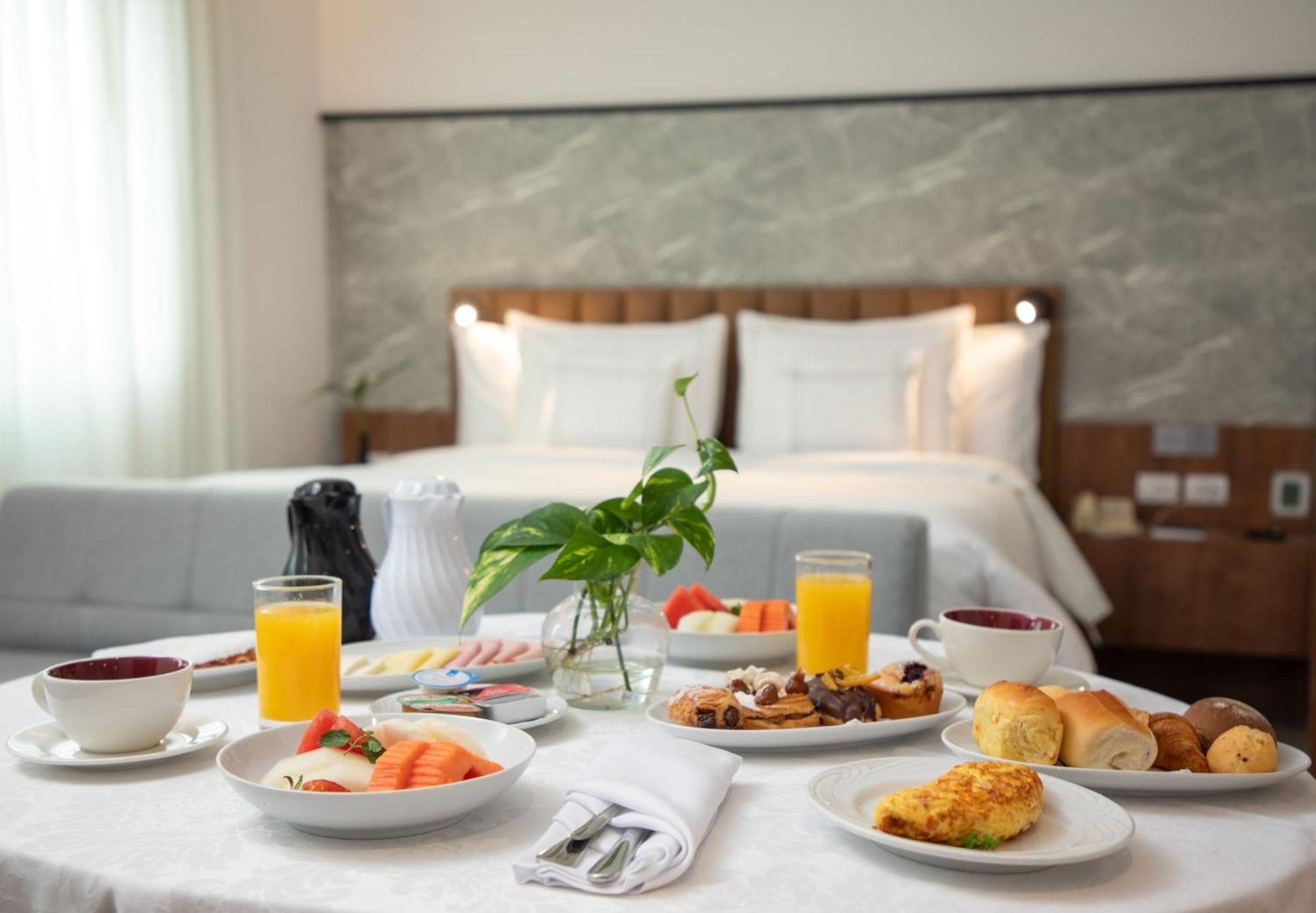 Melia Jardim Europa Hotell São Paulo Exteriör bild A breakfast in bed