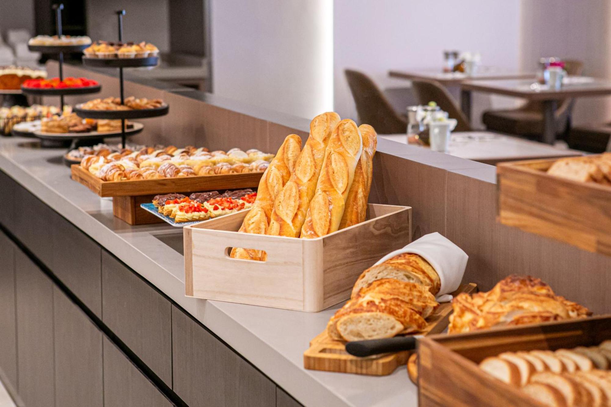 Melia Jardim Europa Hotell São Paulo Exteriör bild Breads at a buffet